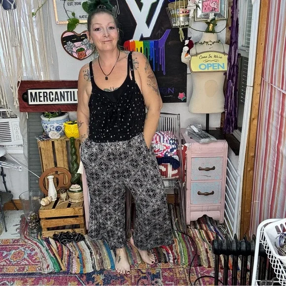 Torrid Black and White Floral Jumpsuit size 2X - Picture 2 of 12